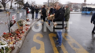 Cveće i sveće kod stanice